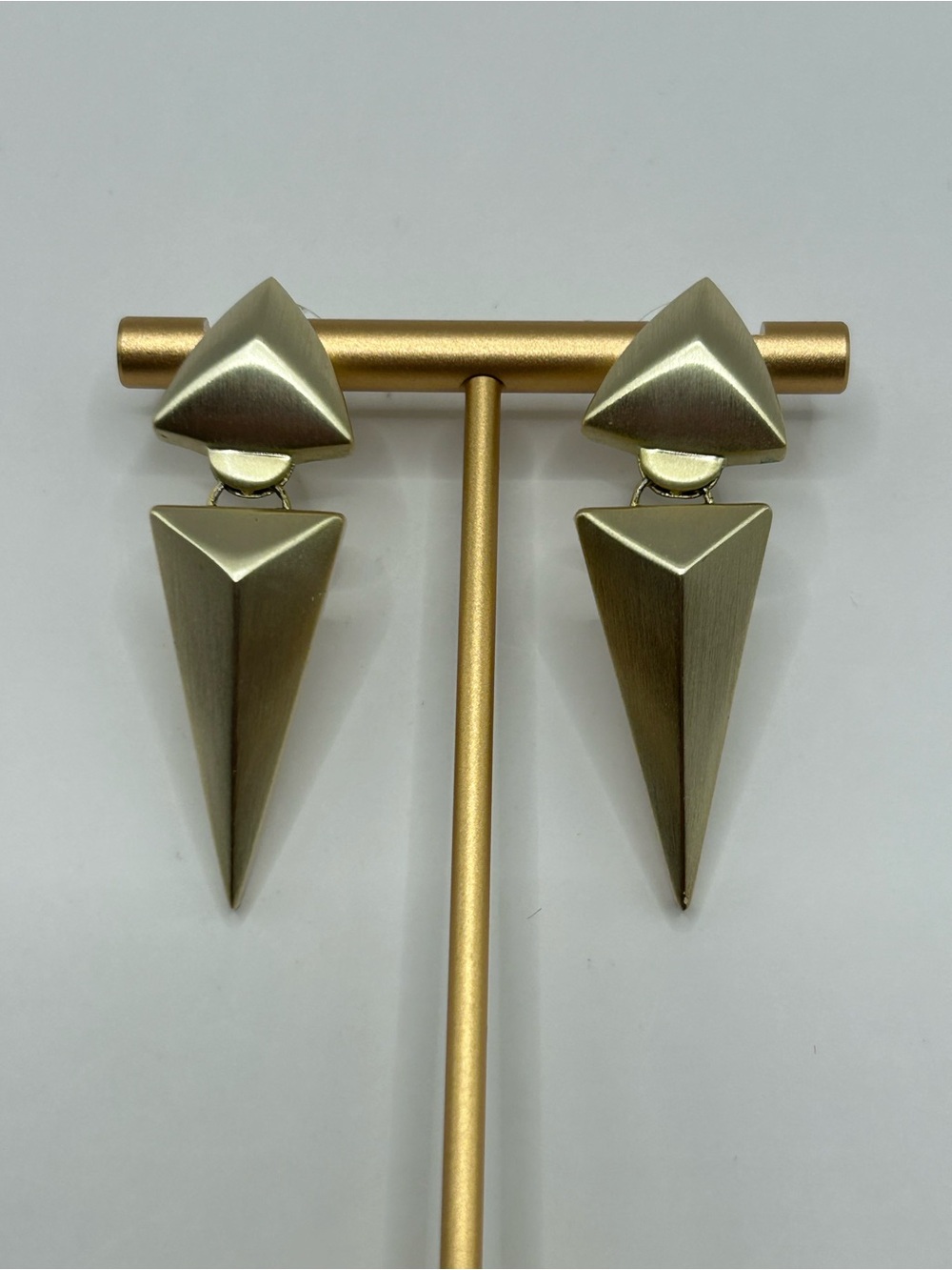 Kendra Scott Vivian Gold Metal Earrings (vivian stmnt)